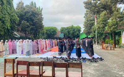 Keluarga Besar SMP Negeri 1 Ringinrejo Melaksanakan Sholat Idul Adha 1447 H dengan Penuh Khidmat