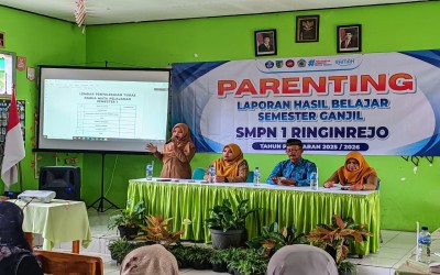 Perkuat Sinergi Sekolah dan Orang Tua, SMPN 1 Ringinrejo Gelar Parenting dan Pembagian Laporan Hasil Belajar Semester Ganjil Tahun Ajaran 2025/2026